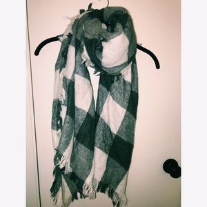 GRAY AND WHITE SCARF⚪️